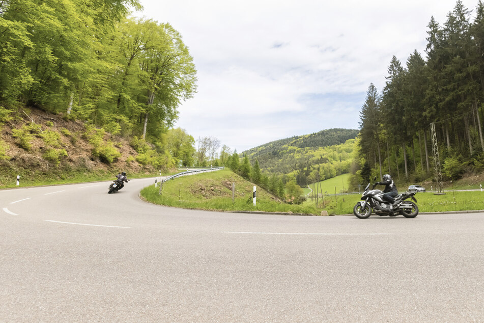Ein Motorradfahrer ist auf der kurvenreichen Strecke zwischen Schönwald und Triberg im Schwarzwald ums Leben gekommen. (Symbolbild)