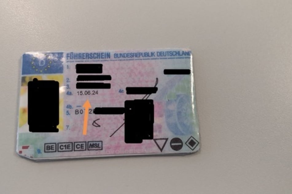 Ein gefälschter Führerschein, ausgestellt angeblich im Jahr 2024, liegt auf einem Tisch.