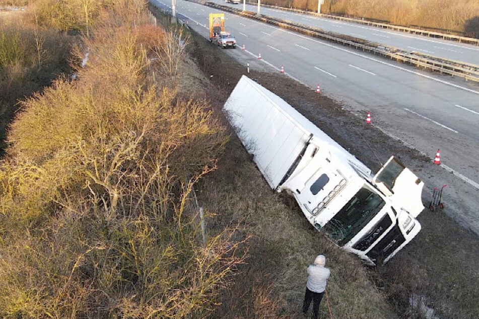 Unfall auf der A2: Lastwagen landet im Graben und kippt um