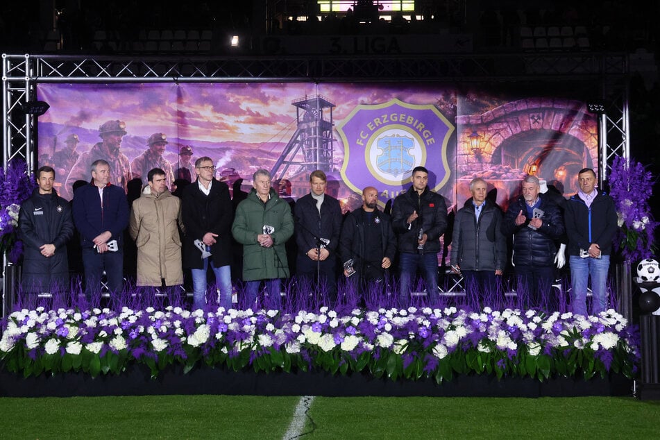 Aues Legenden-Elf um Martin Männel (37, l.) und Dimitrij Nazarov (4.v.r.).