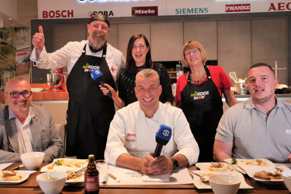 Das Team der "Mitkoch-Show" von Sachsen Fernsehen. Franzl Trommer streckt den unversehrten Daumen in die Höhe.