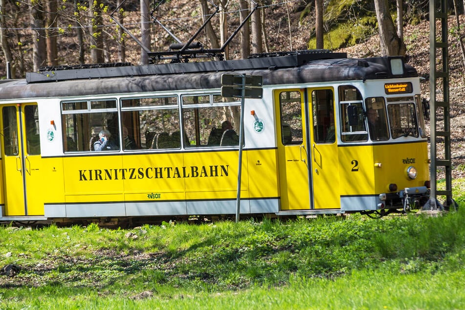 Autofahrer sorgt für Unfall mit Kirnitzschtalbahn und flüchtet: 10.000 Euro Schaden!