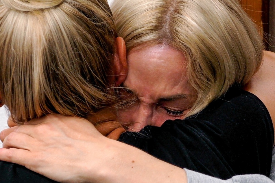 Michelle (42) kommen die Tränen und sie weint sich in Marittas Armen aus (35).