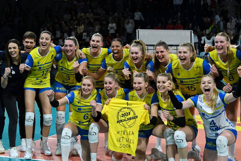 Patricia Nestler (unten l.) und Pia Fernau (3.v.l.) gewannen 2023 mit dem SSC Palmberg den Pokal in Mannheim.