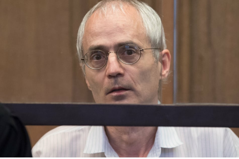 Der Angeklagte Gregor S. sitzt bei der Fortsetzung des Prozesses um die tödliche Messerattacke gegen den Berliner Chefarzt Fritz von Weizsäcker.