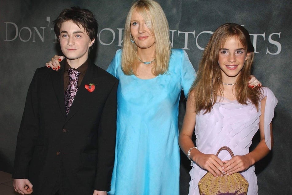 Rowling (M.), Emma Watson (32) und Daniel Radcliffe (33) im Jahre 2002 bei der Premiere des zweiten "Harry Potter"-Films.