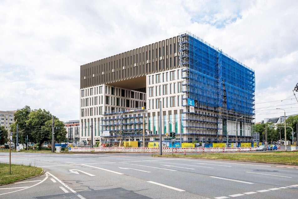 Kann der Verwaltungsneubau am Ferdinandplatz als "scheußlich", gar als "Loch" bezeichnet werden? Die Meinungen gehen auseinander.