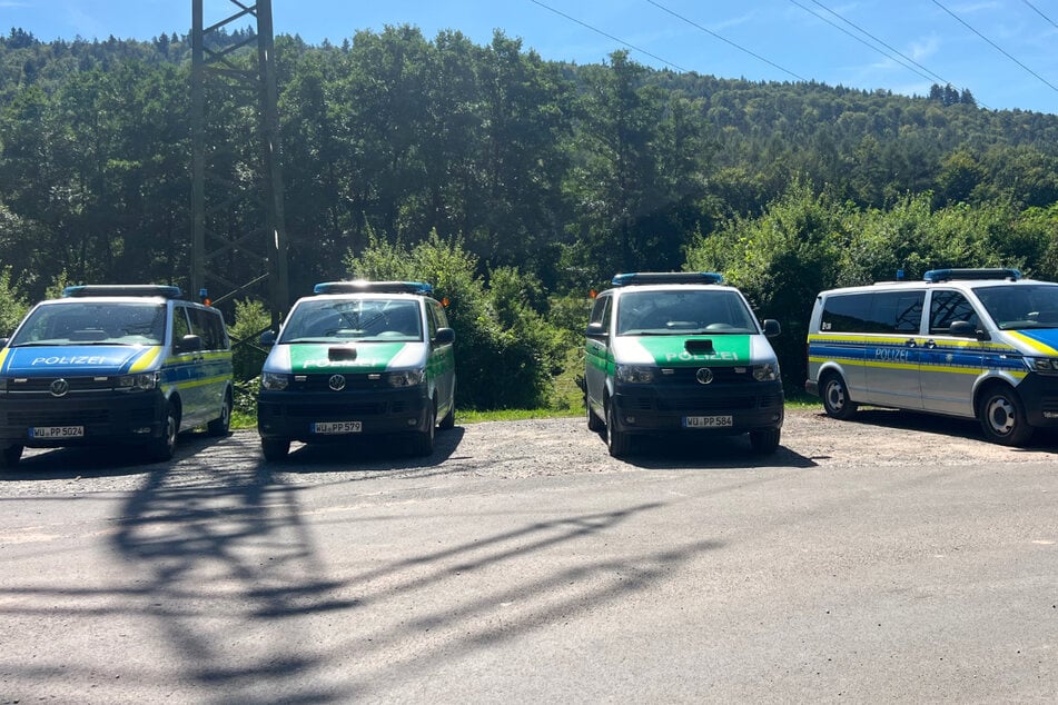 Zwei Tatverdächtige wurden bereits identifiziert und festgenommen - die Ermittlungen zu dem Leichenfund in Unterfranken dauern an.