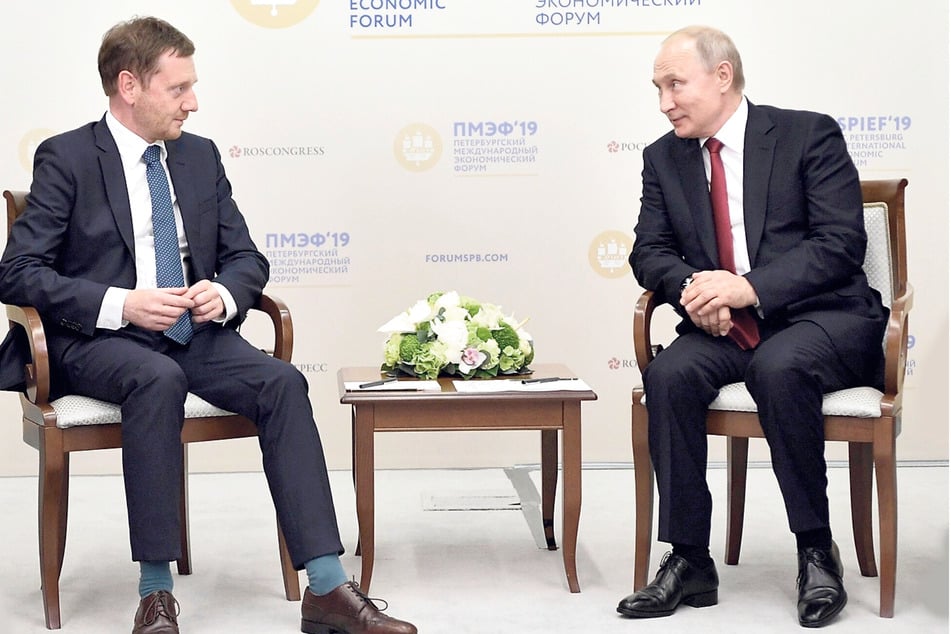 Auch Ministerpräsident Michael Kretschmer (49, CDU, l.) - hier mit Wladimir Putin (72) beim Wirtschaftsforum in St. Petersburg (2019) - galt lange als Befürworter enger Beziehungen nach Osten.