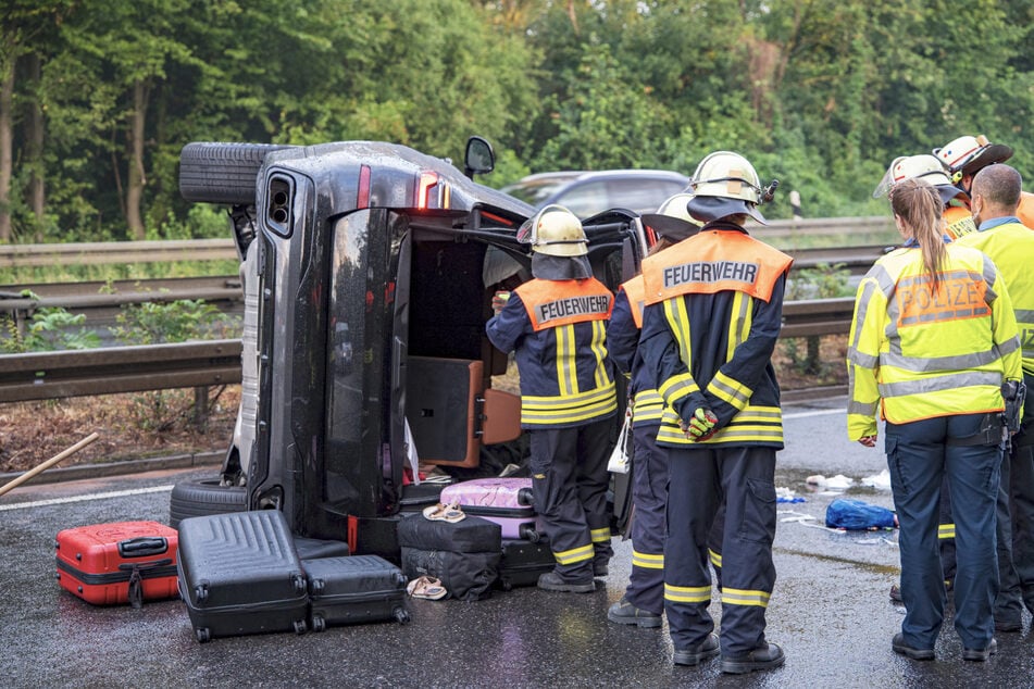 Das Gepäck der Familie fiel aus dem Kofferraum und wurde auf die Autobahn geschleudert.
