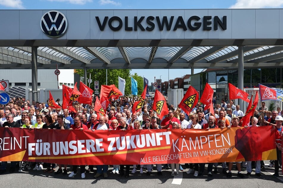 Zahlreiche VW-Mitarbeiter demonstrierten am Donnerstag gegen die Schließungspläne.
