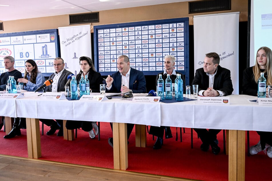 Matthias Große (58, M.) knöpfte sich auf der Pressekonferenz am Donnerstag zwei ARD-Journalisten vor.