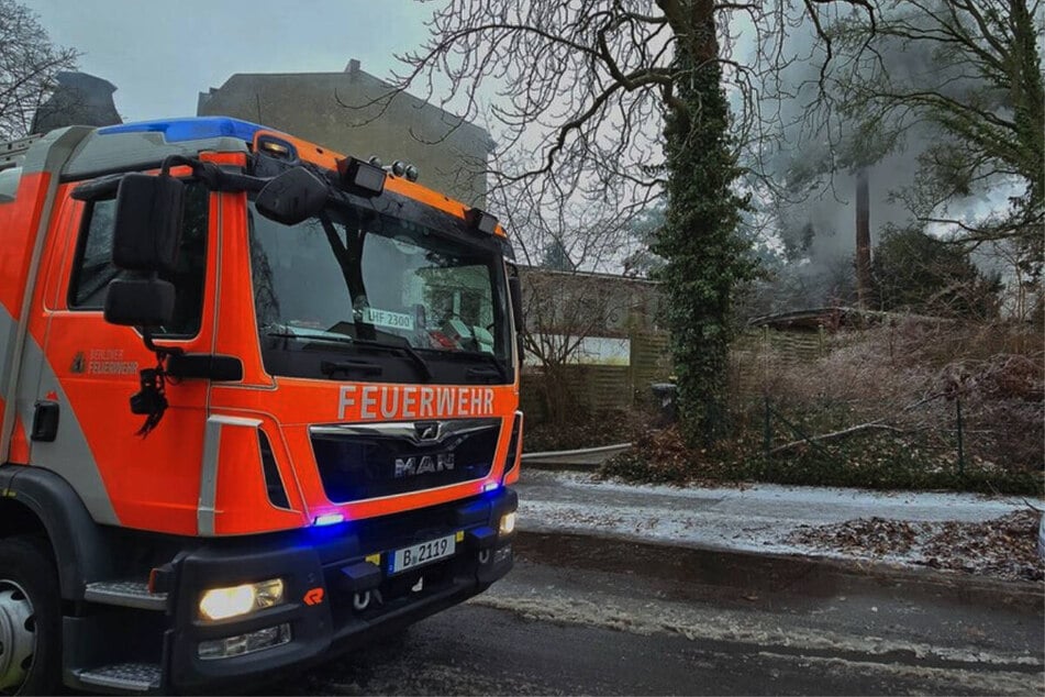 Berlin: Brand in Reinickendorf: Frau schwer verletzt, Dach stürzt ein