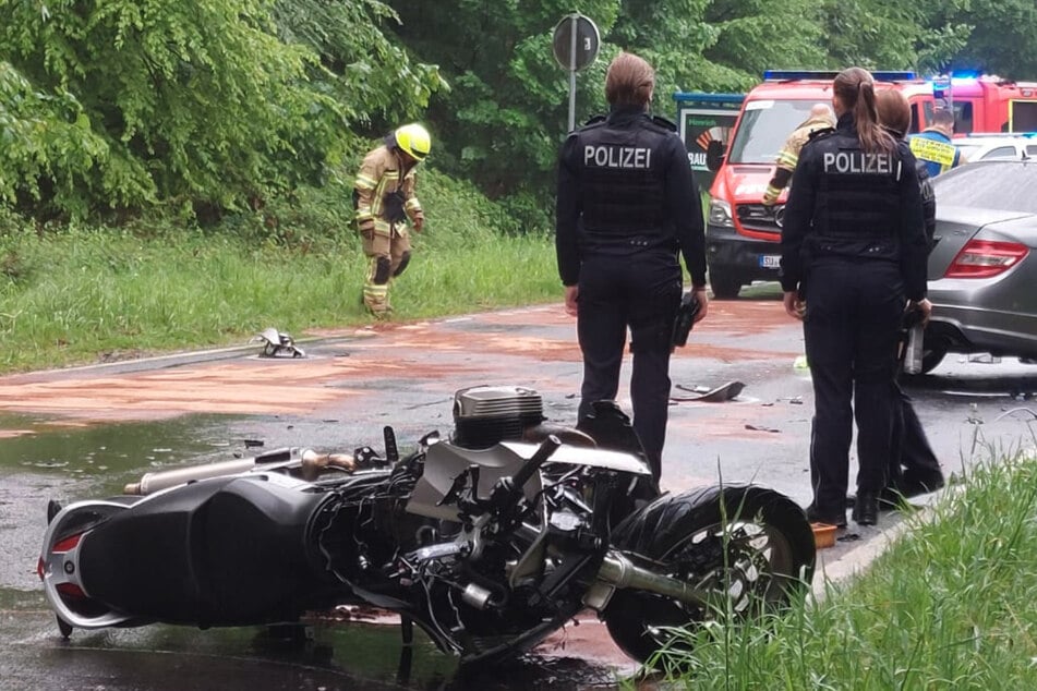 Bei Starkregen: Auto kracht in Biker auf B56 bei Lohmar