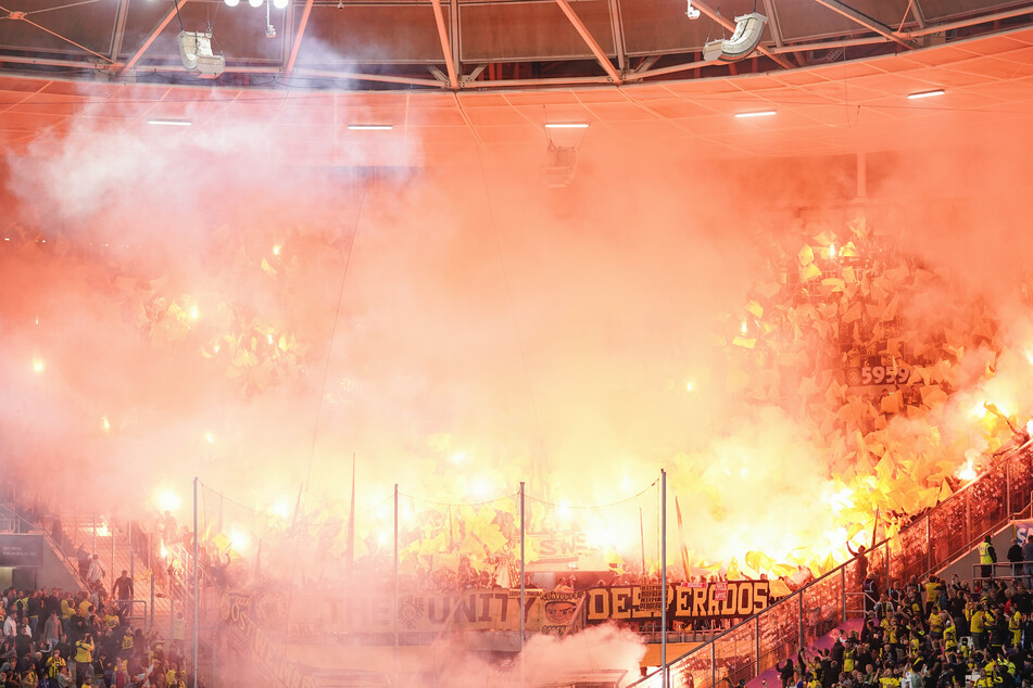 Erst lieferten die BVB-Fans eine Pyro-Show im Sinsheimer Stadion.