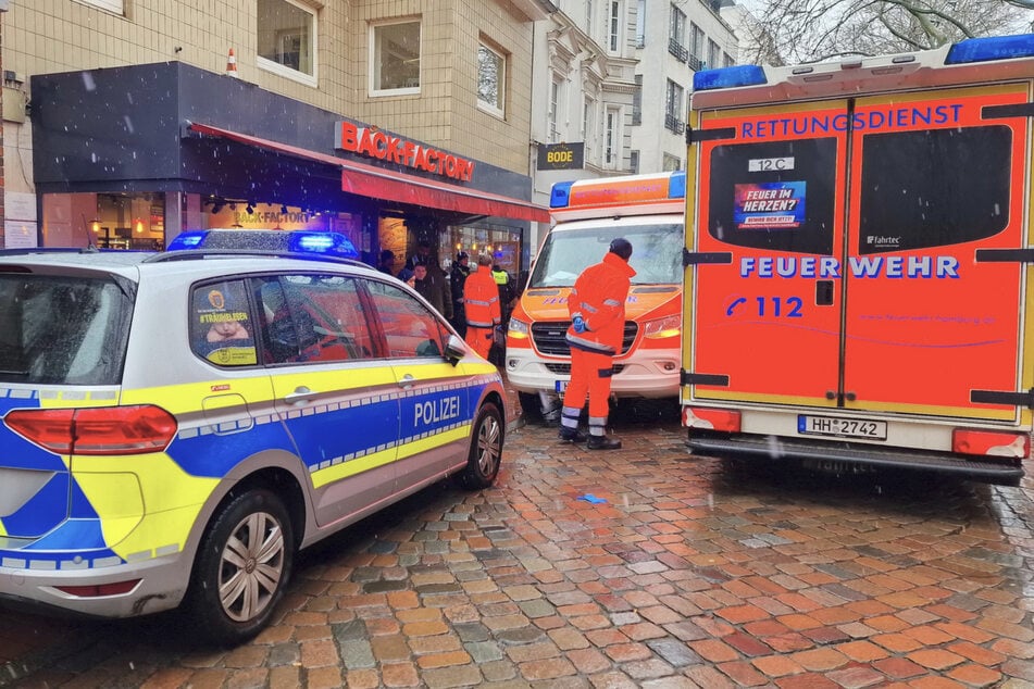 Polizei und Rettungskräfte rückten zu dem Einsatz in der Bäckerei aus.