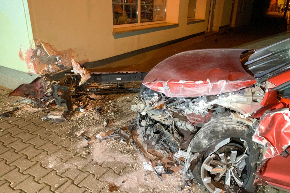 VW wird gegen Hauswand geschleudert: Heftiger Unfall in Magdeburg