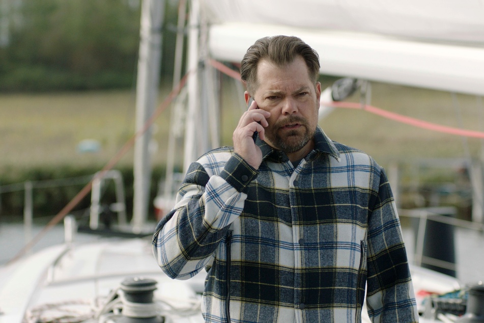 Leon (Daniel Fehlow, 47) steht bei Dreharbeiten von "Leon - Kämpf um deine Liebe" auf einem Segelboot in Mecklenburg-Vorpommern (Insel Rügen).