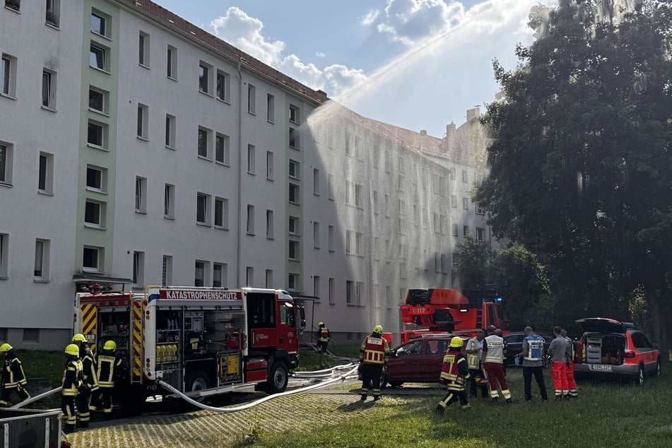 Mehrere Feuerwehrkräfte wurden am Mittwochnachmittag in Plauen zu einem Brand in einem Mehrfamilienhaus gerufen.