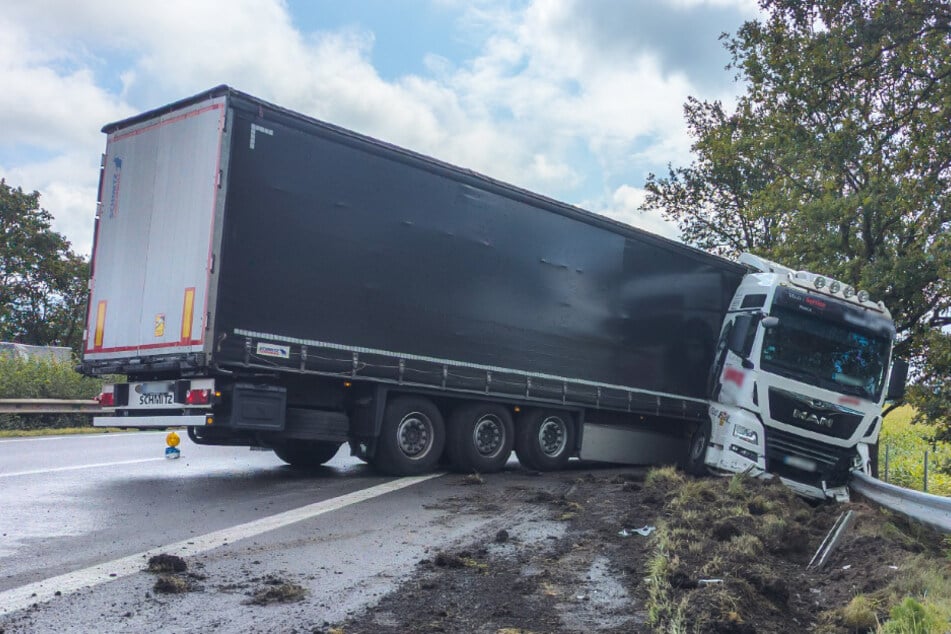 Auf der A27 bei Verden ist am Donnerstagvormittag ein 44-Jähriger mit seinem Lkw verunglückt. Der Unfall sorgte für einen kilometerlangen Stau.