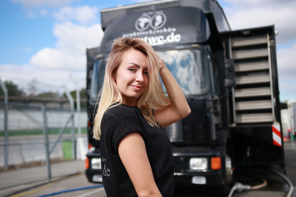 Julia ist Teil der Trucker Babes.