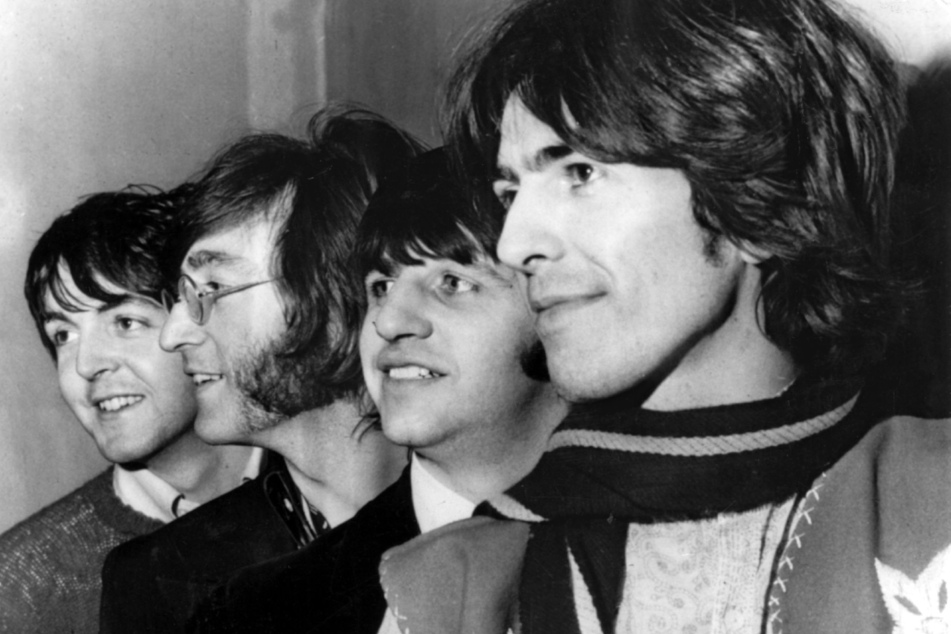 Mit einem durch Künstliche Intelligenz fertiggestellten Lied stürmen die Beatles derzeit wieder die Charts. (Archivbild)
