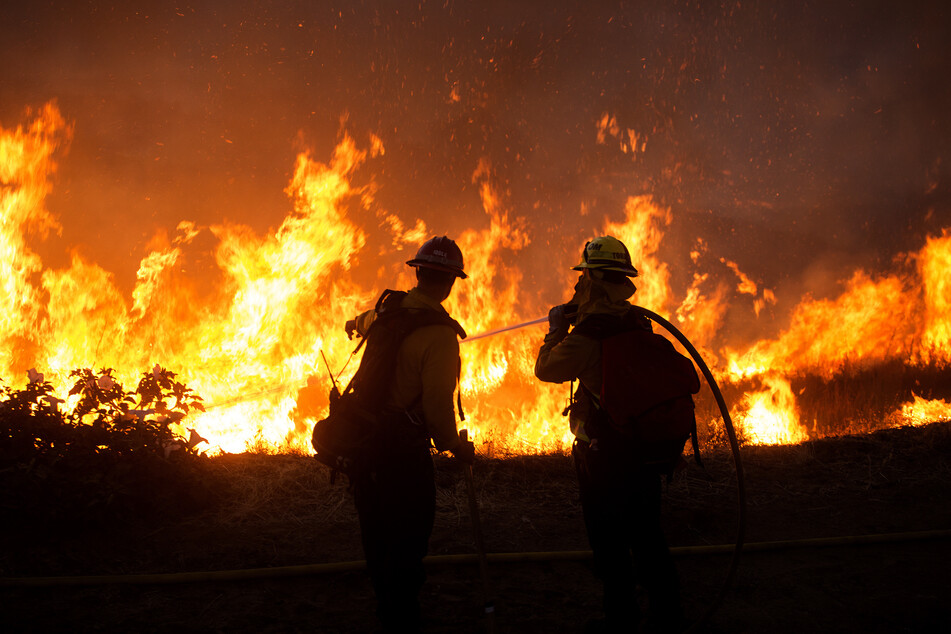 Feuerwehrleute bekämpfen das sogenannte Apple-Feuer.