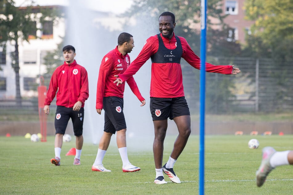 Frohnatur Dennis Duah (22) ist zurzeit nur im Cottbuser Training gefragt.
