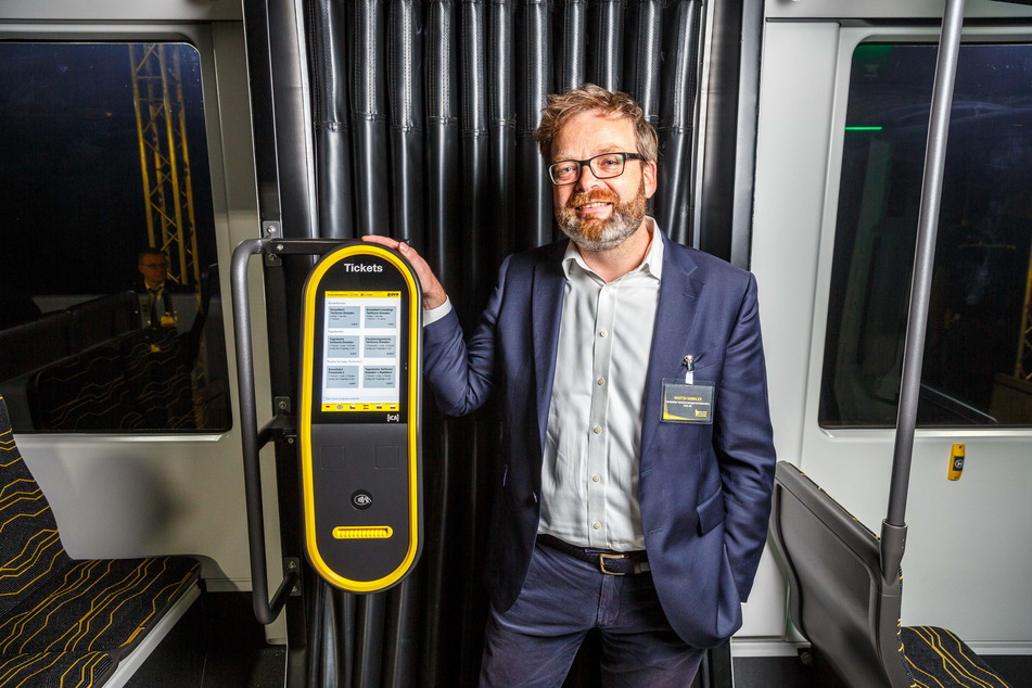 Stolz zeigt DVB-Marketingchef Martin Gawalek (44) den neuen Fahrkartenautomaten. Gratis Internet wird es aber auch in den neuen Bahnen vorerst nicht geben.