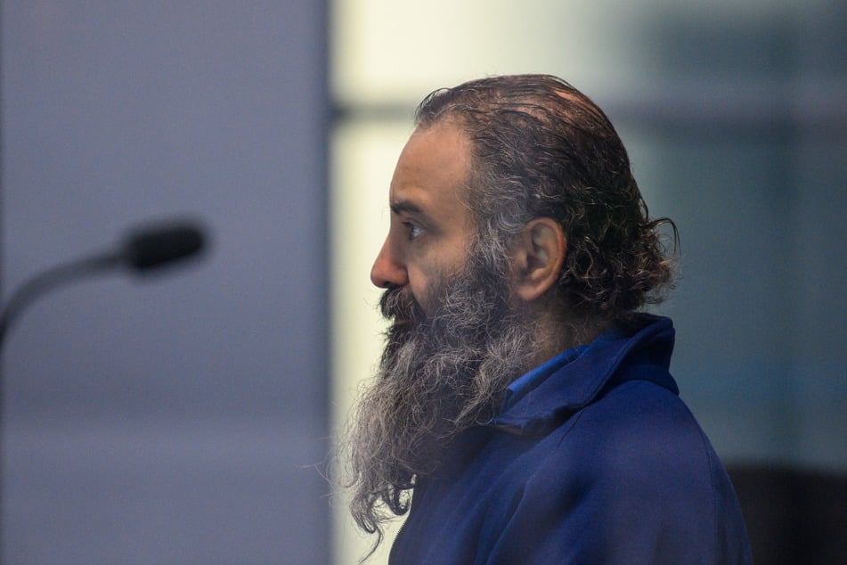 Der Angeklagte wird immer wieder von Richter Sternberg ermahnt.