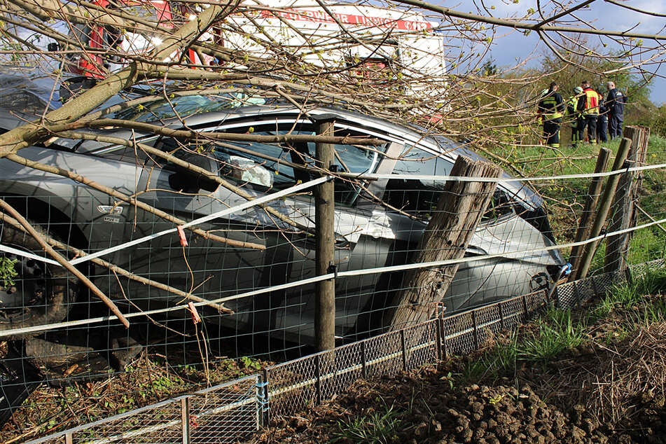 Der 70-jährige Autofahrer zog sich bei dem Unfall in Düren-Linnich leichte Verletzungen zu.