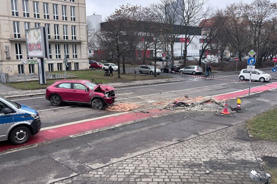 Rotes Absperrband markiert die betroffene Stelle.