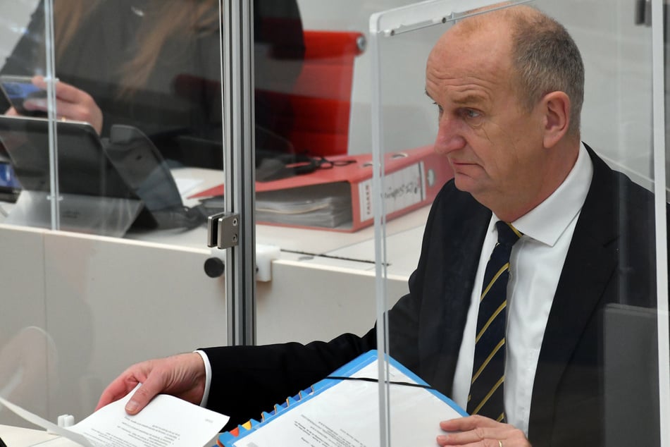 Dietmar Woidke (59, SPD), Ministerpräsident Brandenburg, verfolgt eine Debatte.
