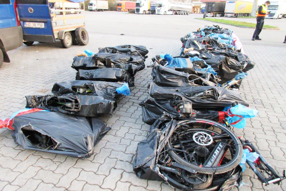 37 Fahrräder, die zerlegt in schwarze Folie eingepackt wurden, sollten außer Landes geschafft werden.