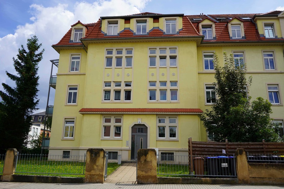 In dem Mehrfamilienhaus an der Rabenauer Straße wurde eine leblose Frau (†60) entdeckt.