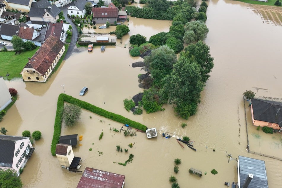 Diese Luftaufnahme zeigt ein überflutetes Wohngebiet im österreichischen Gnas.