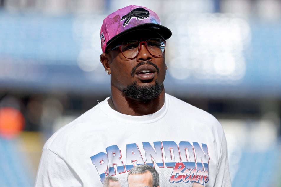 An arrest warrant has been issued for Buffalo Bills linebacker Von Miller for allegedly assaulting his pregnant girlfriend.