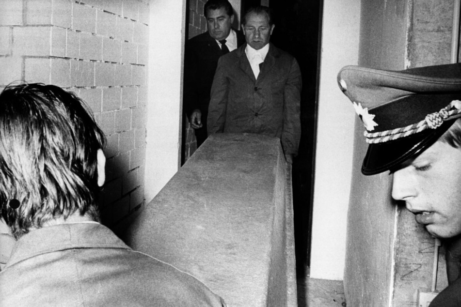 September 1972: Aus dem Münchner Olympischen Dorf wird nach einem Terrorangriff der Sarg mit einem getöteten Israeli getragen. (Archiv)