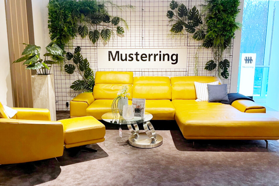 Bei porta Aachen gibt's dieses gelbe Sofa mit passendem Sessel für kurze Zeit zum kleinen Preis.