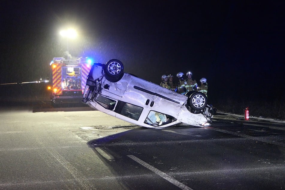 Der Transporter landete nach dem Crash auf dem Dach. Der Fahrer konnte sich selbstständig befreien.