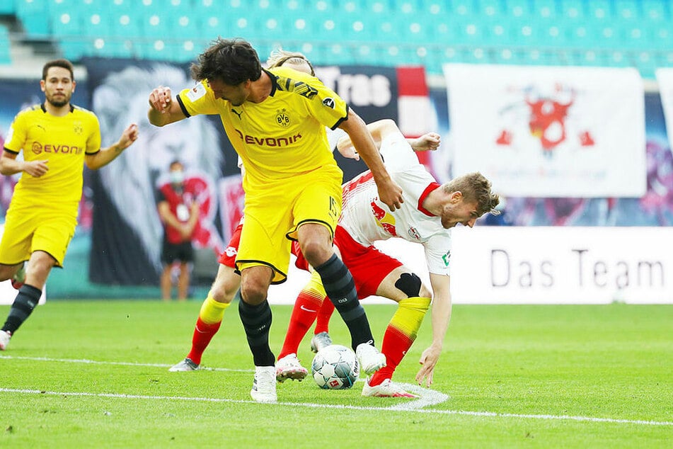 Timo Werner (r.) hatte in seinem letzten Heimspiel für RB Leipzig kein leichtes Spiel, vor allem nicht gegen Mats Hummels.