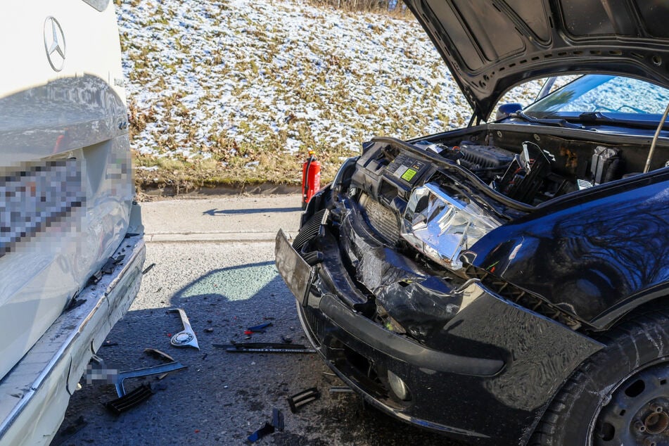 Der Skoda fuhr aus bisher ungeklärten Gründen auf einen Mercedes auf.