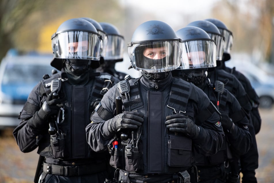 Einsatzkräfte der Polizei Mansfeld-Südharz rückten mit spezieller Schutzausrüstung an. (Symbolbild)