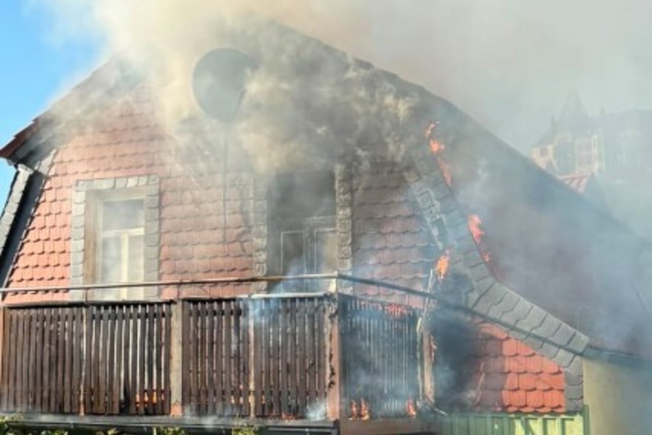 Das Feuer breitete sich vom Balkon über die Fassade auf das Dach aus.