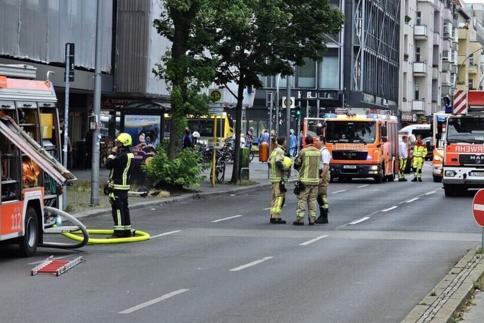 Sanitäter versorgten vor Ort drei Personen, die aber nicht ernsthaft verletzt waren.