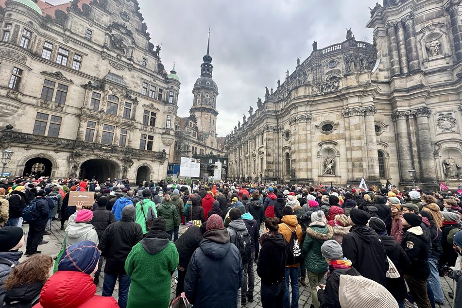 Mehrere Hundert Dresdner kamen in der Innenstadt zum Protest zusammen.