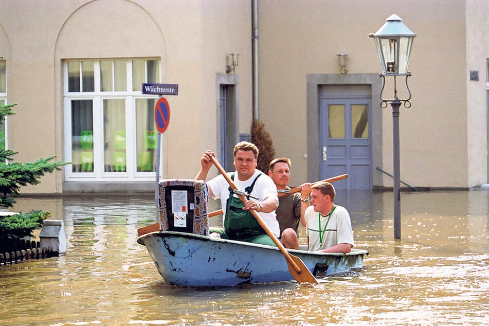 Bewohner verlassen mit einem Ruderboot das Überschwemmungsgebiet Dresden-Pieschen während des Elbehochwassers 2002.