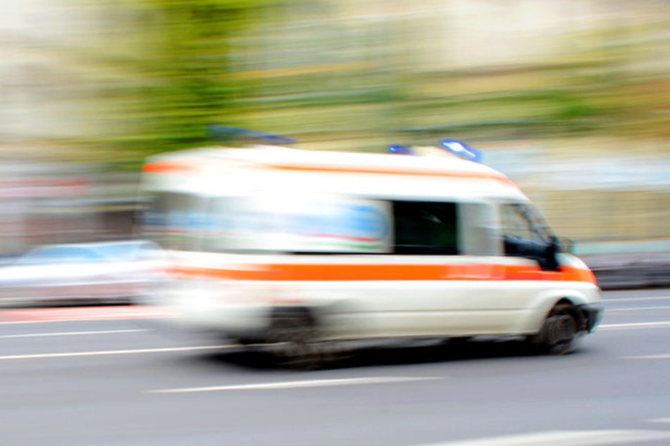 Ein Mensch ist bei dem Unfall ums Leben gekommen, neun weitere wurden teils schwer verletzt. (Symbolbild)