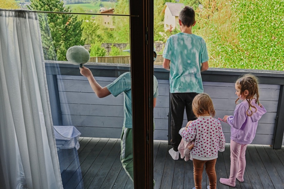 familienratgeber: Mit diesen 9 Tipps sind die Kinder beim Spielen auf dem Balkon wirklich sicher