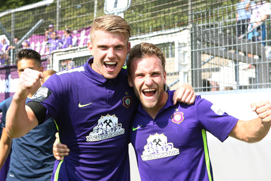 Vor seinem Tor hatte Steve Breitkreuz (29, v.l.) schon den Ausgleich von Mike Könnecke (32, r.) aufgelegt.